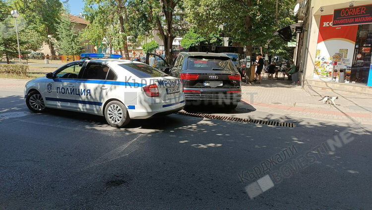 Нагъл пловдивчанин с тузарски номер паркира на оживено кръстовище,перчи се на кърджалийските полицаи