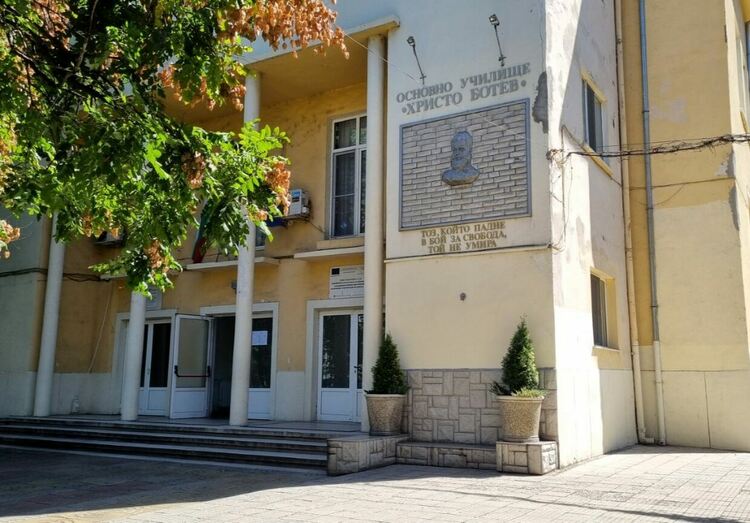 Три асеновградски училища получават финансиране за подобряване на класни стаи