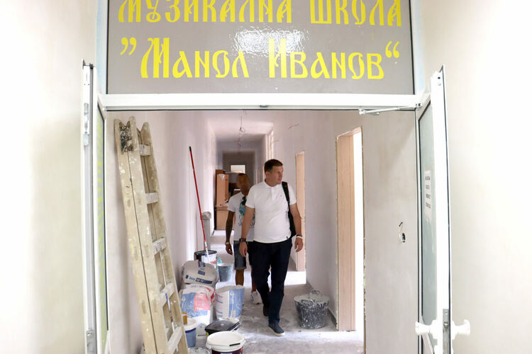 Монтират фотоволтаици на покрива на читалище „Заря“ 