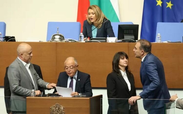 Водата и влаковете трогват политиците само при крадене