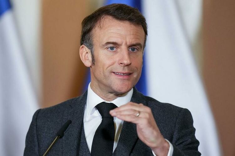 Макрон търси подкрепа от бившите президент Саркози и Оланд за изход от политическата криза