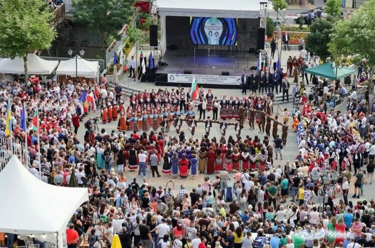 В Неделино "ври и кипи" от хора и музика! Започна грандиозният фестивал на двугласа.