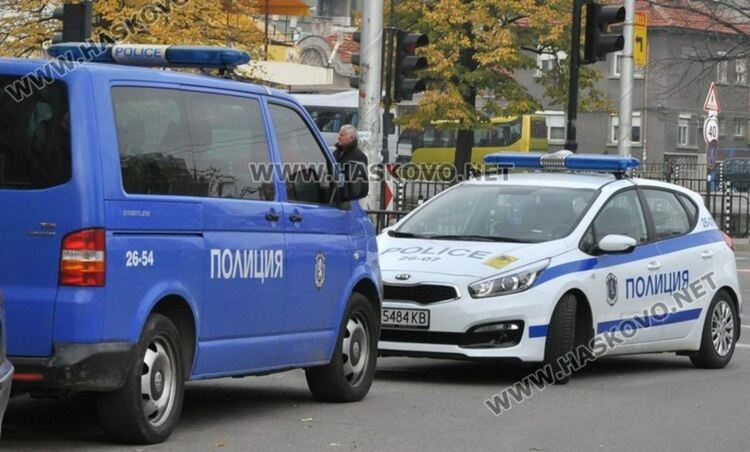 Мъж и жена са задържани след бой и стрелба с газов пистолет