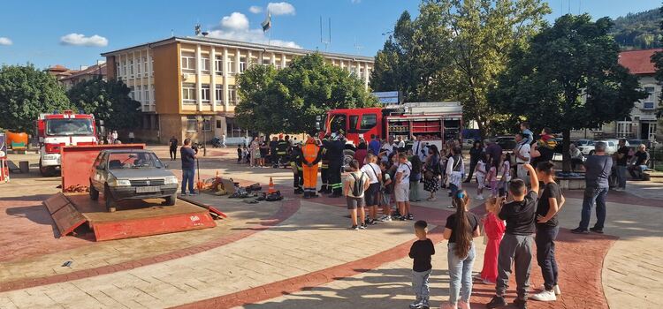 Впечатляваща демонстрация на професионални умения направиха смолянските пожарникари