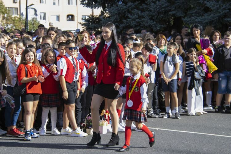 Славейковци откриха пищно новата учебна година