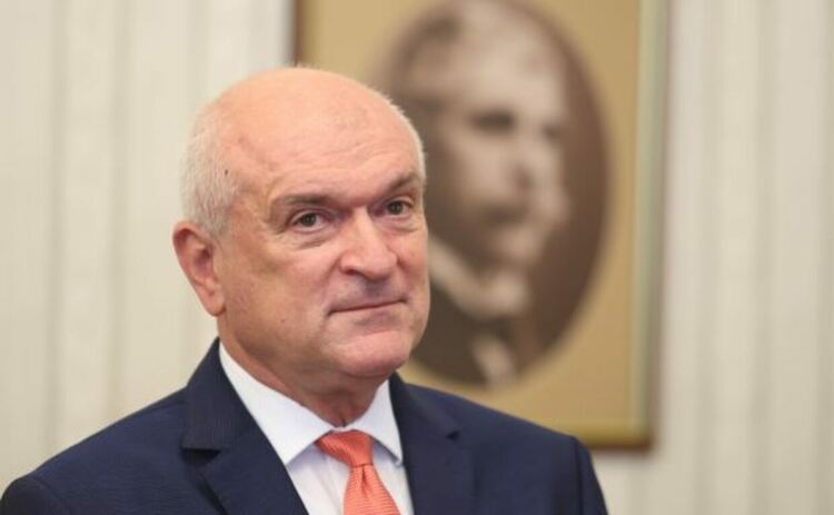 Фирмата, съхраняваща машините за вота, иска повече пари. Главчев зове да не ''взривява процеса''