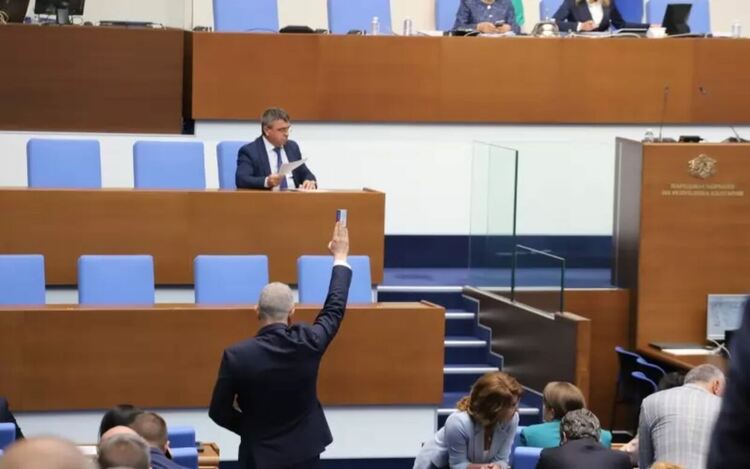 Депутатите принудиха със скандал МВР-шефа да се яви на изслушване