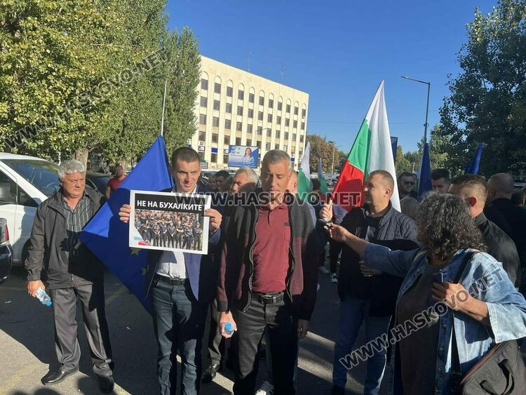 Над 100 души поискаха свобода за кмета Мюмюн Искендер пред съда в Хасково