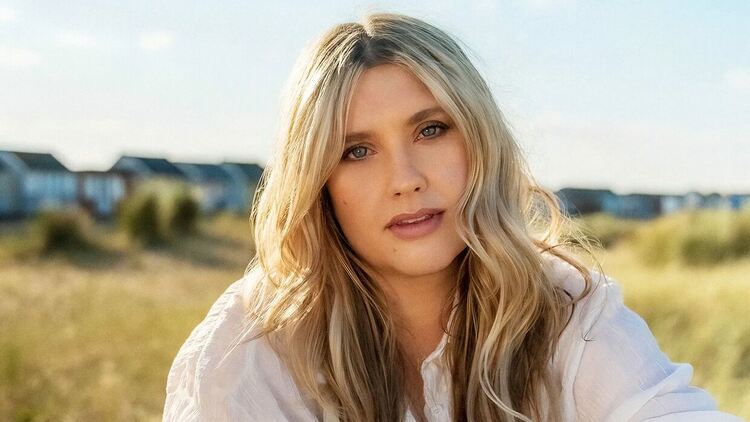 Ella Henderson се завръща с нова песен