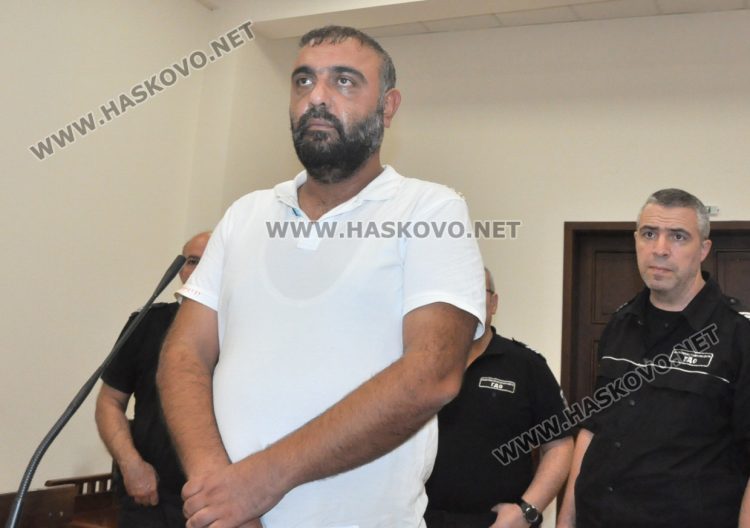 Задържаният с 13 кг кокаин в якето и бельото извил ръката на митничар и опитал да избяга