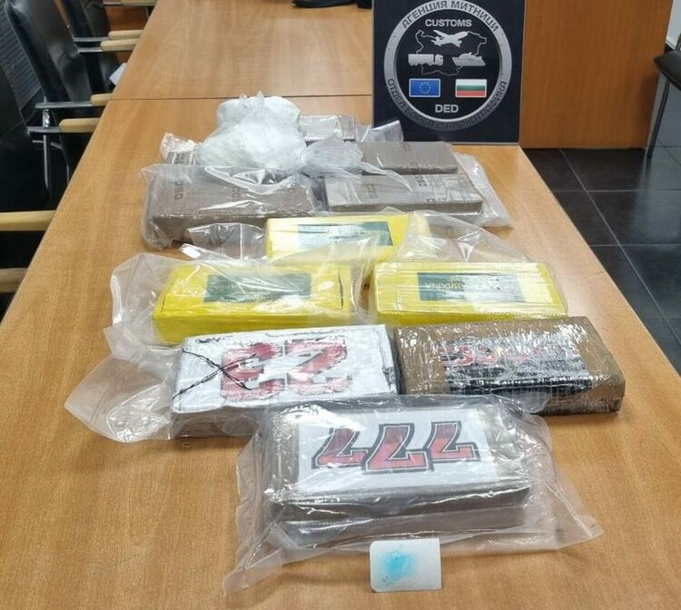 Задържаха шофьор на тир, скрил 13 кг кокаин под яке и в бельо