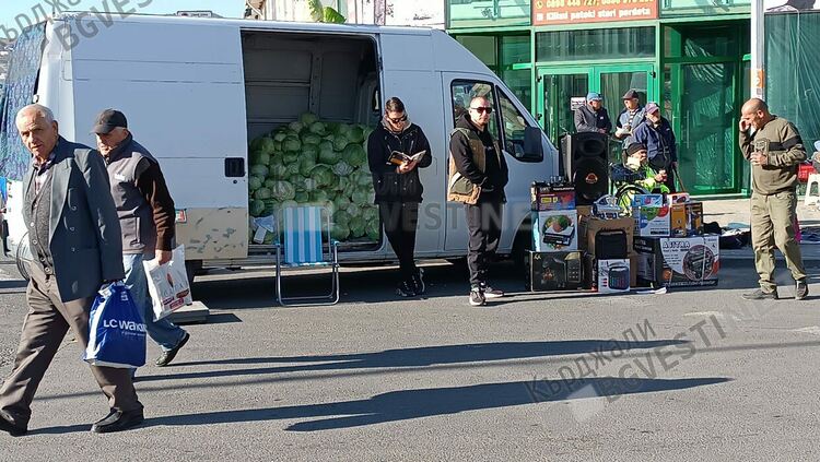 Времето захладня,производители изкараха българското зеле на Пазара в Кърджали,време му е за бидоните
