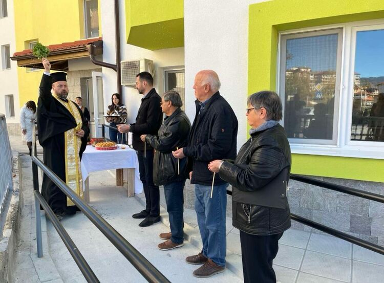 С водосвет официално бе открита новата жилищна сграда със социални жилища в Смолян