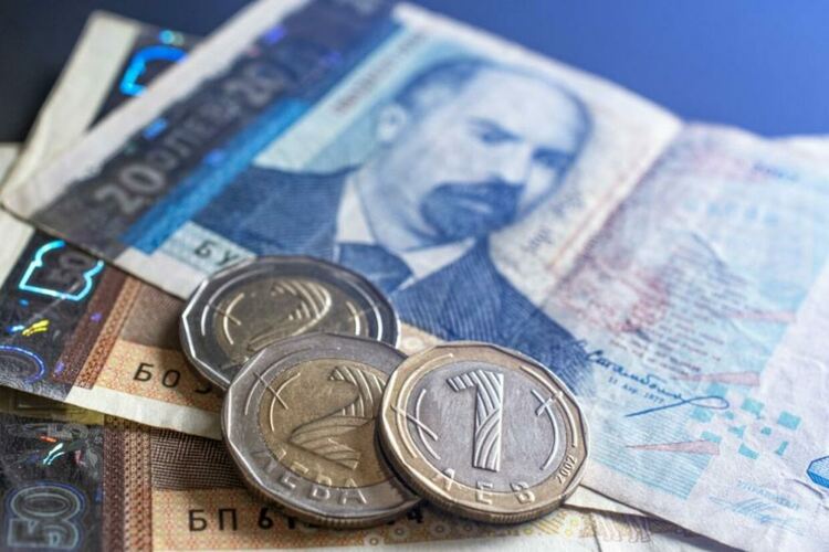 Минималната заплата става 1077 лева от януари 2025