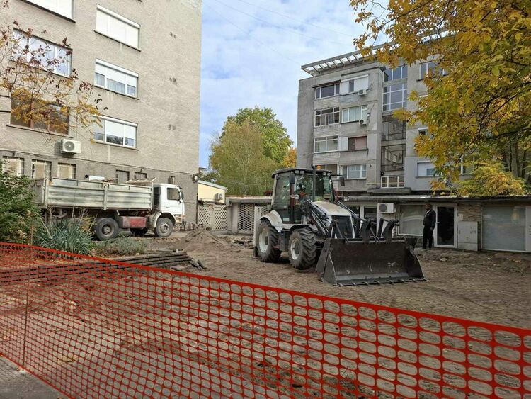 Възстановяват детска площадка в центъра на Първомай