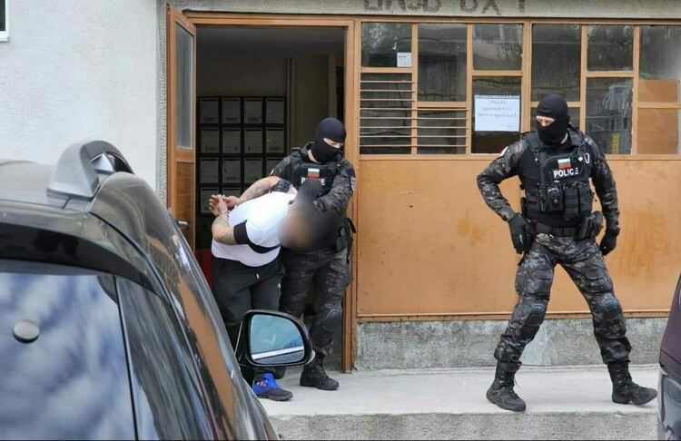 Трима мъже са арестувани заради наркотици, хванаха дрогиран зад волана