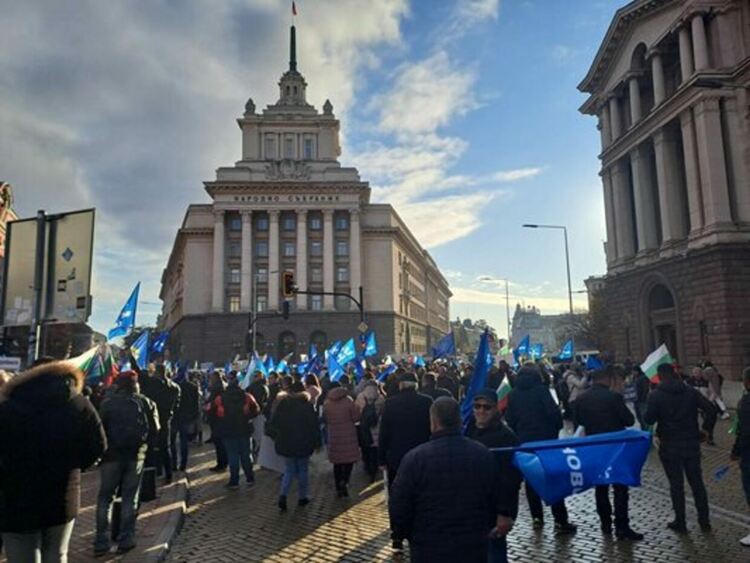 Парламентарния цирк започна - От "ДПС - Ново начало" напуснаха пленарната зала след клетвата