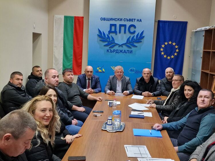 ДПС Ново начало -Кърджали изключи 12 души,работели за други партии