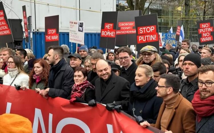 "Няма Путин, няма война!" - хиляди руснаци на протест в Берлин