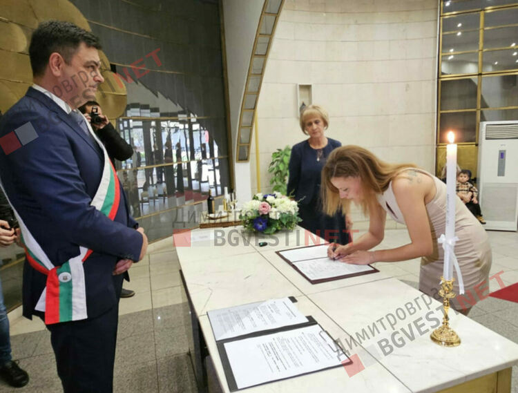 Навръх Деня на християнското семейство кметът венча 2 двойки в граждански брак