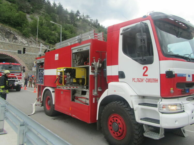 Пожари в две коли през уикенда, горяха и комини