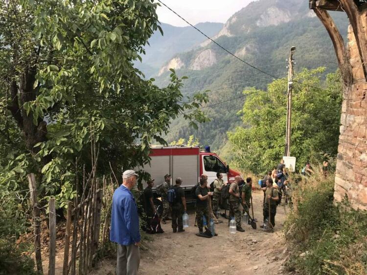 Пожар в с. Буката, причинен от соларна лампа, унищожи покрив и мебели