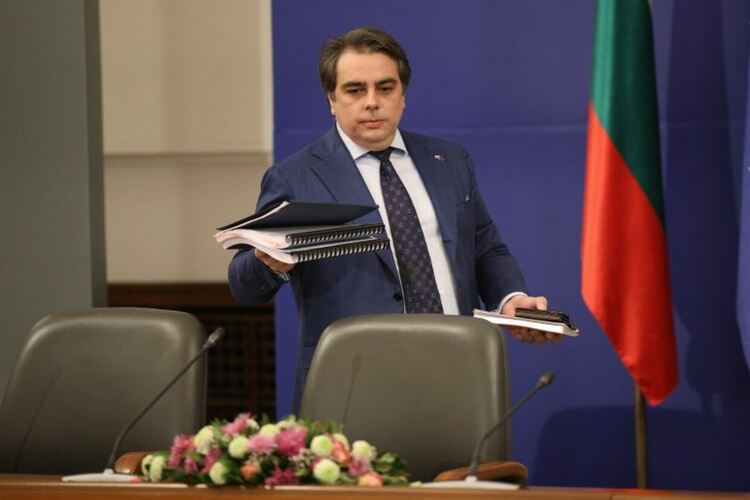 Асен Василев: Показанията на Банкова са пълни глупости. Готов съм да си дам имунитета