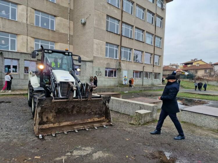 Започна ремонтът на физкултурния салон в СУ „Владимир Димитров – Майстора”, началото постави кметът Ерол Мюмюн