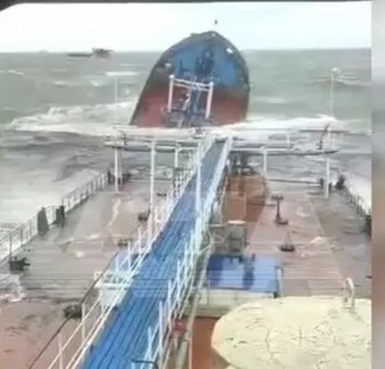 Мазутът от разбитите руски танкери се разнася в Черно море