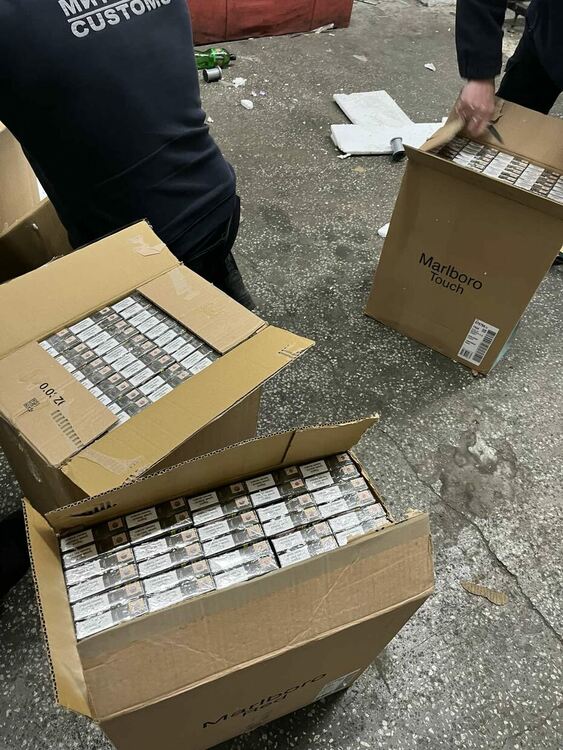 Хванаха контрабандни цигари, укрити в кашони с мебели