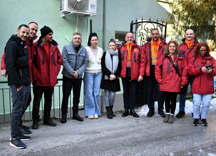 ДФ "Асеневци" и техни приятели направиха подаръци на деца от Нареченски бани