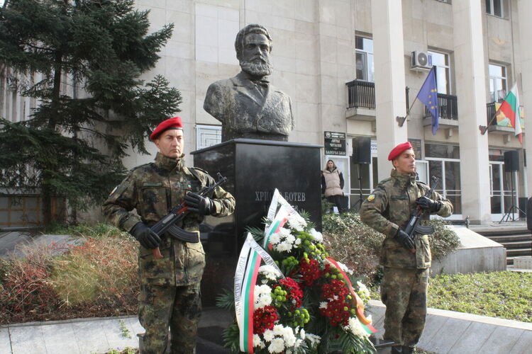 На Богоявление в Хасково честват 177 г. от рождението на Христо Ботев, водосвет на бойните знамена
