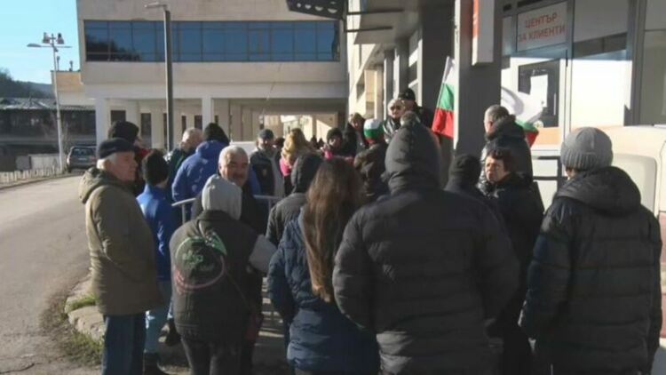 Протест пред 'Еврохолд' в Ловеч заради липсата на ток. Пострадалите се съмняват, че ще вземат обезщетения