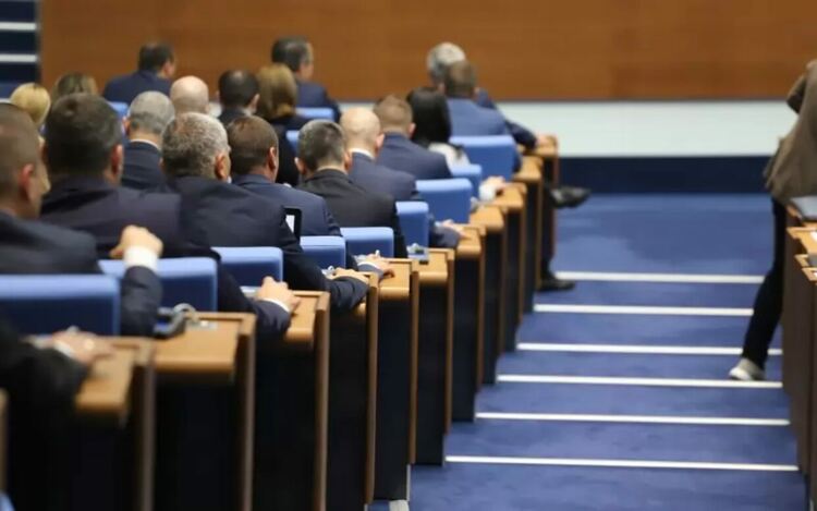 Преговорите за правителство се подновяват