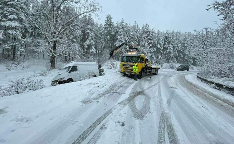 Забрана за тирове по пътищата от Кърджали за Ардино и Мост,шосетата от републиканската пътна мрежа са проходими при зимни условия