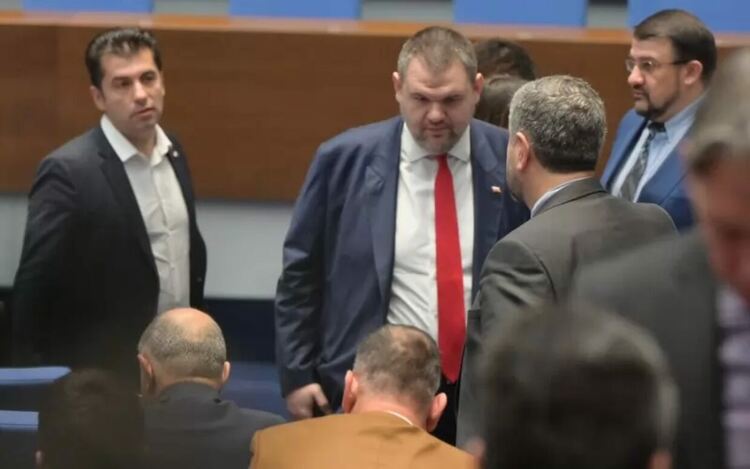Поне година шампанско и сълзи с новата власт!