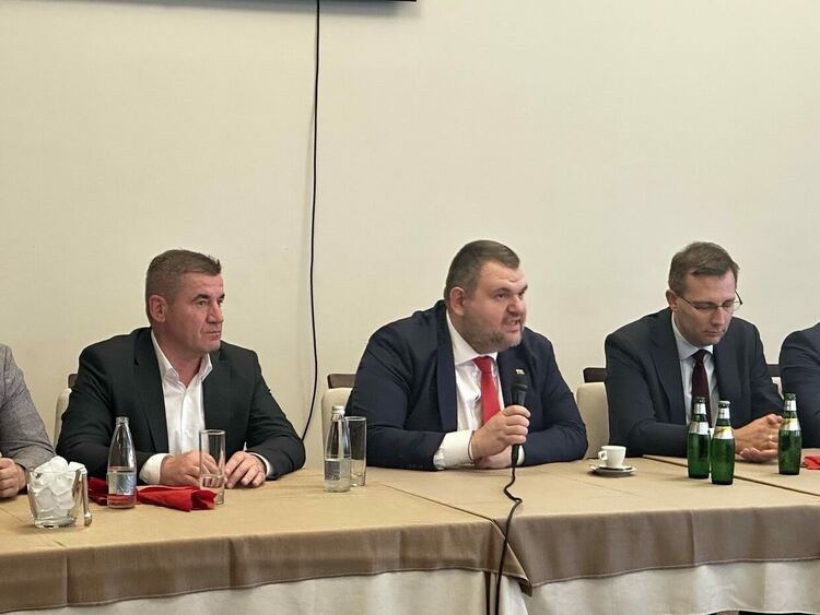 Делян Пеевски поздрави Мехмед Атаман за оттеглянето му
