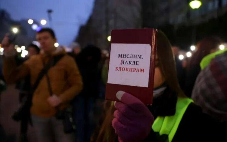 Стачки и протести блокират Сърбия