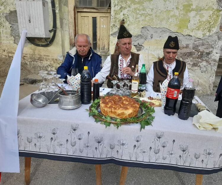 „Цар на виното“ избран в Орехово – празникът на Трифон Зарезан събра десетки гости