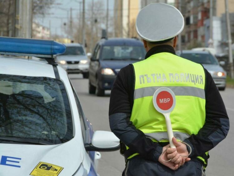 Задържаха дрогиран младеж без книжка и пиян водач