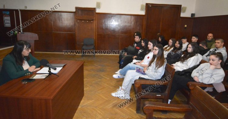Ученици от ФСГ слушаха лекция в съда за правата на потребителите