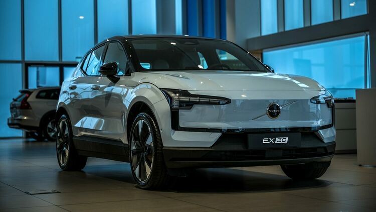 Volvo официално обяви появата на електрическия кросоувър EX60