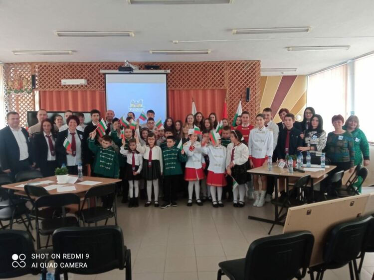 Учениците в Девин отпразнуваха 3 март с урок по родолюбие: „България – това съм аз!“