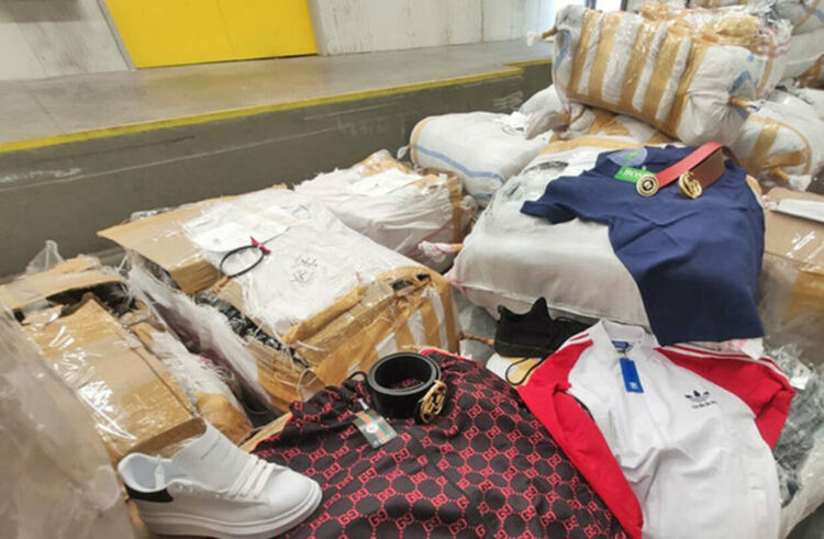 Откриха близо 34 000 „маркови“ стоки в камион