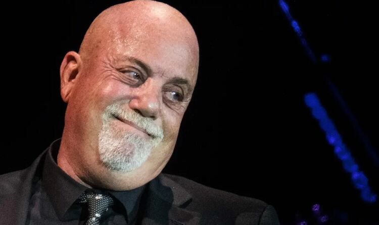 75-годишният Били Джоел падна на сцената по време на концерт