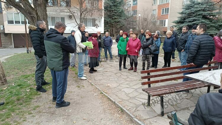Десетки кърджалийци протестират срещу застрояването на паркинг в центъра на града, събраха стотици подписи против