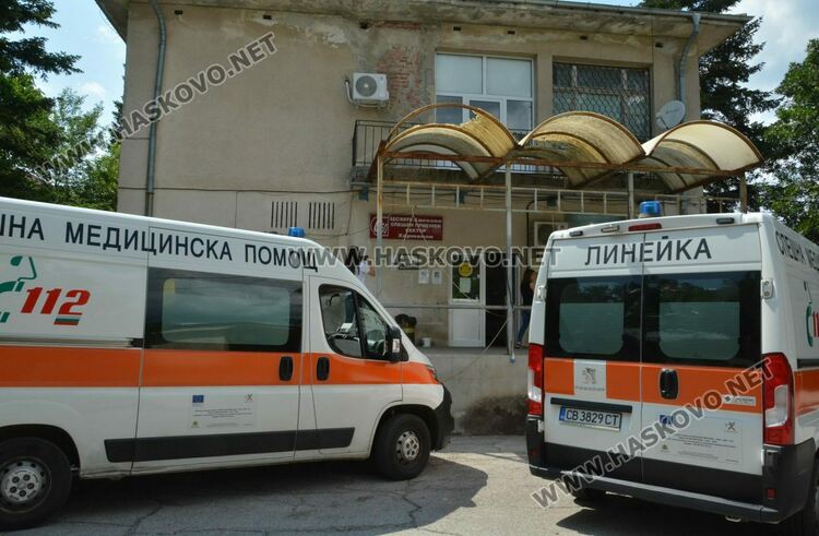 Водач на аварирал автомобил пострада при удар от кола