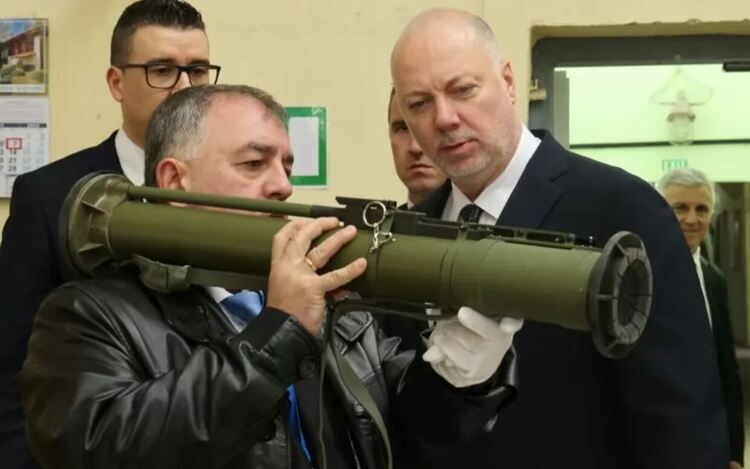 Росен Желязков тръгна на обиколка на военните заводи в страната