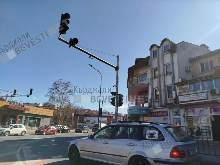 Все по-често светофарите в кв.”Веселчане”в Кърджали не работят, настъпва хаос