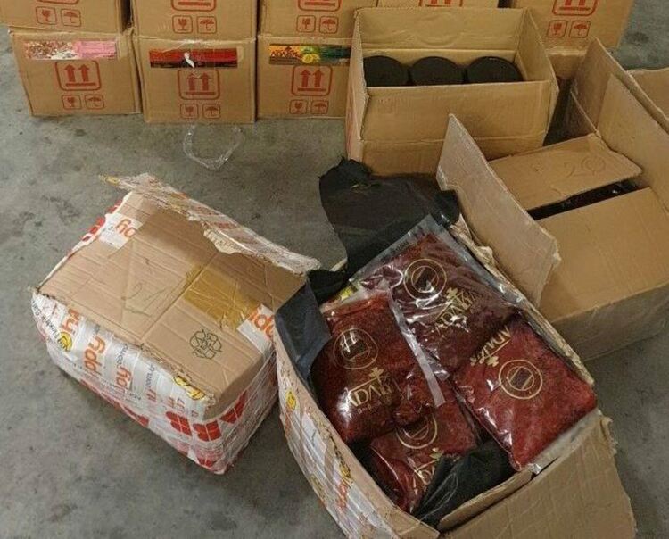 Задържаха мъж с 41 кг паста за наргиле, откриха 3060 безакцизни цигари в кола